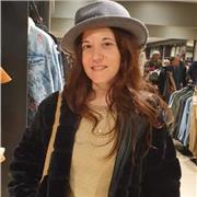 Laureata in lettere impartisce lezioni di italiano e materie umanistiche (anche corsi di scrittura)